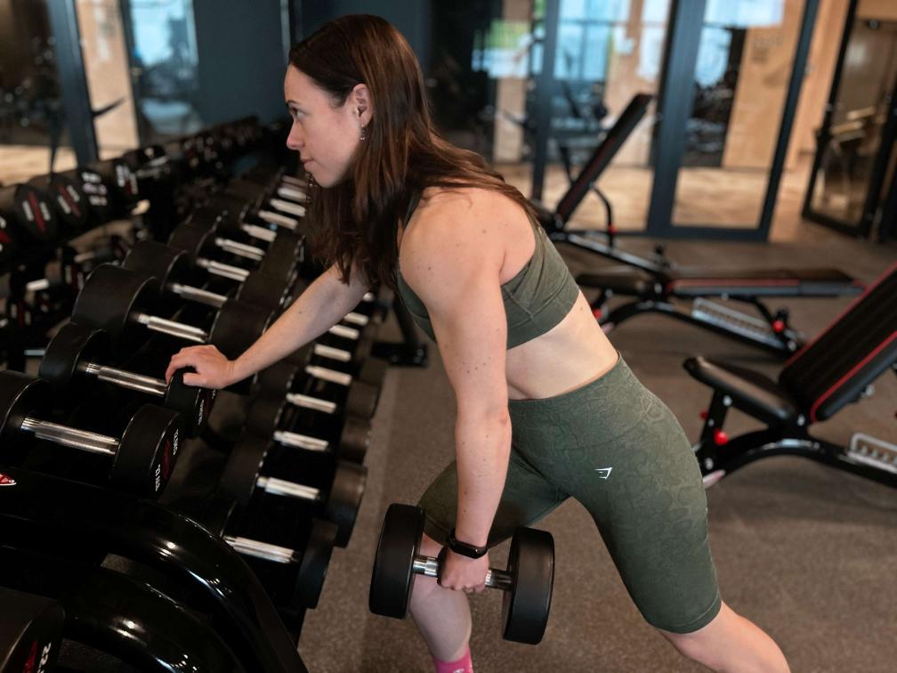 María entrenando con pesas