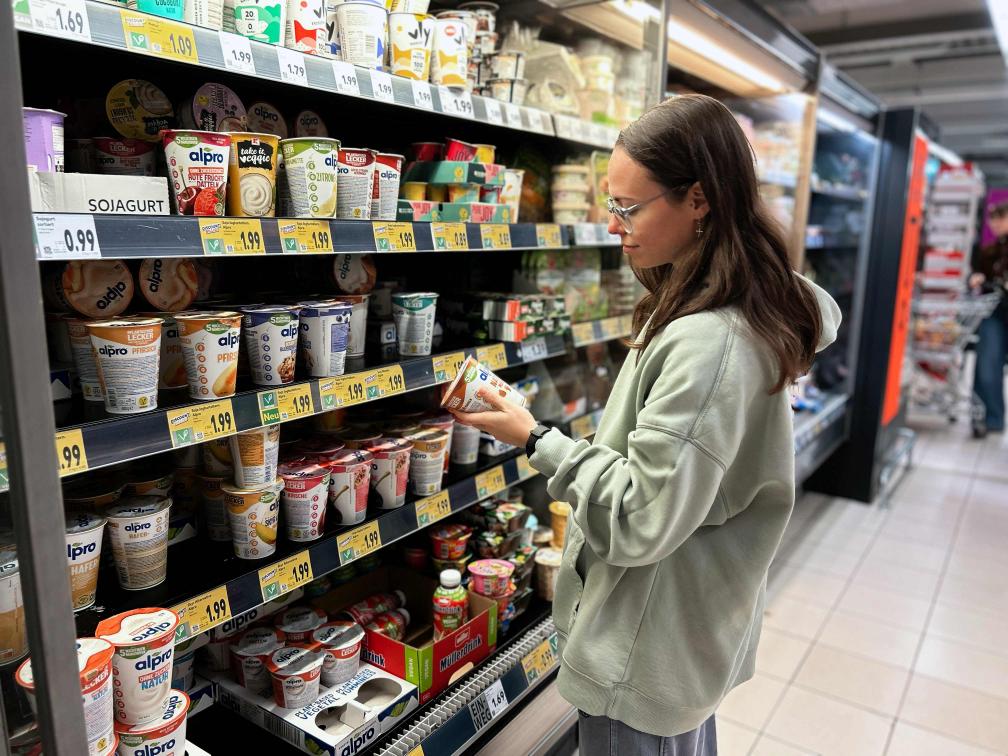 María en el supermercado eligiendo alimentos saludables